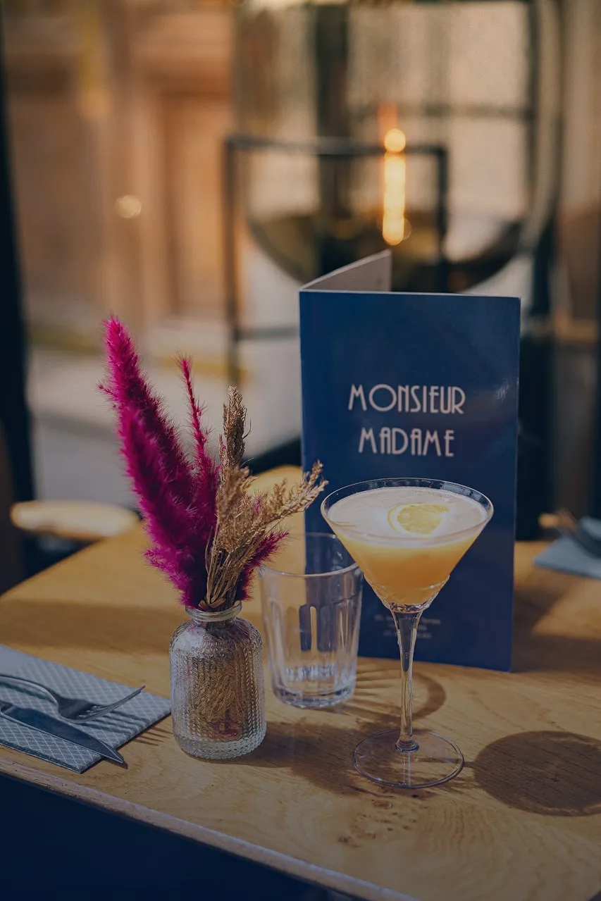 cocktail et carte Monsieur Madame sur une table